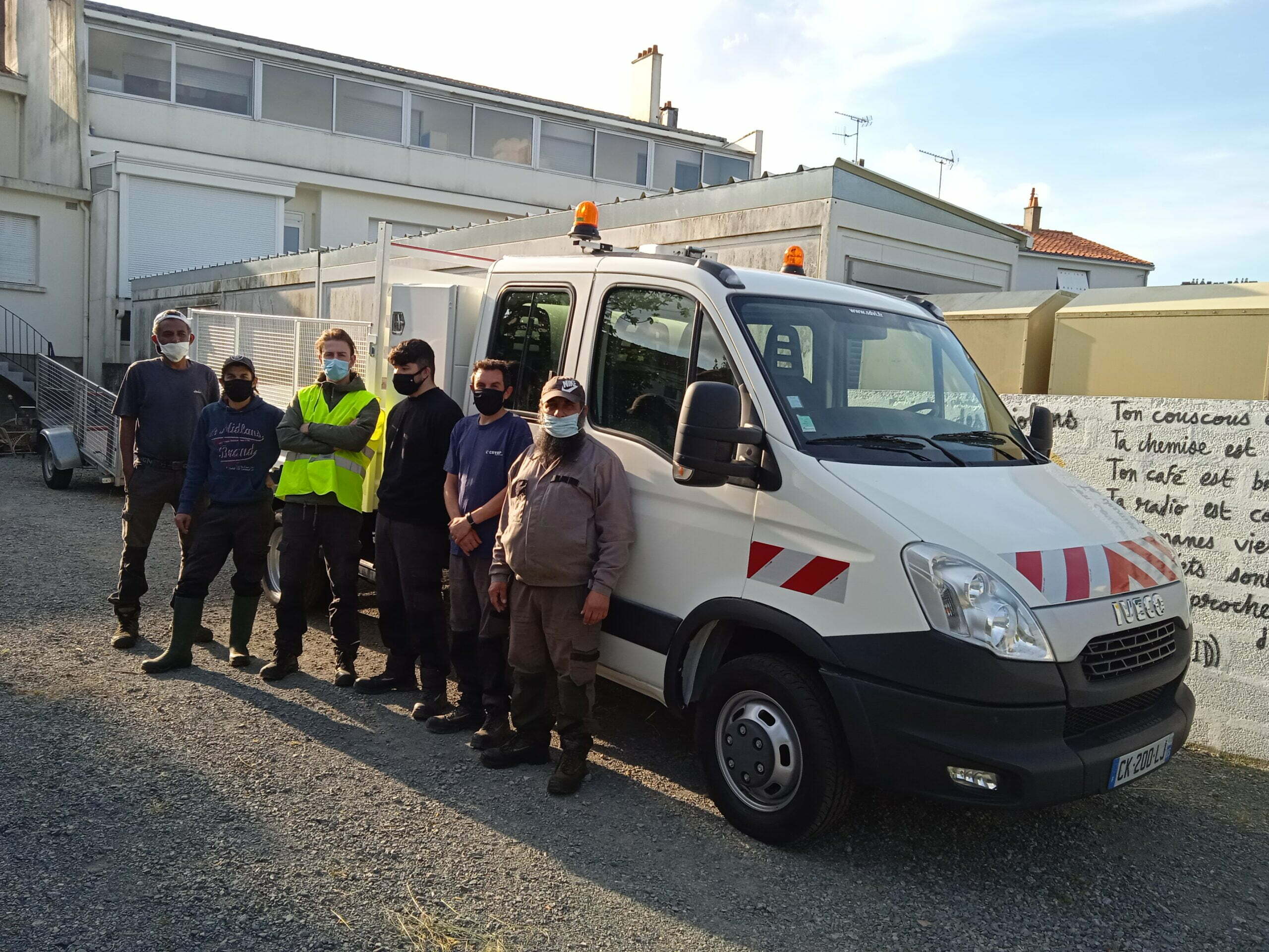 Personnes devant un camion Graine d'ID