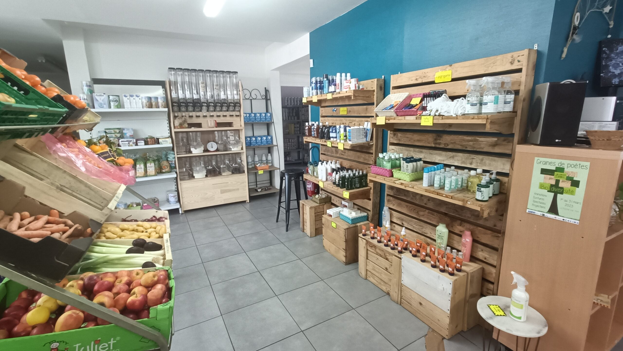 Intérieur du magasin de l'épicerie solidaire à Graine d'ID