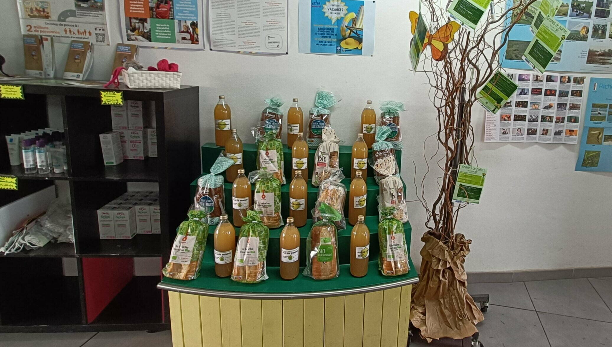 Vente de bouteilles de jus de pomme à l'épicerie solidaire