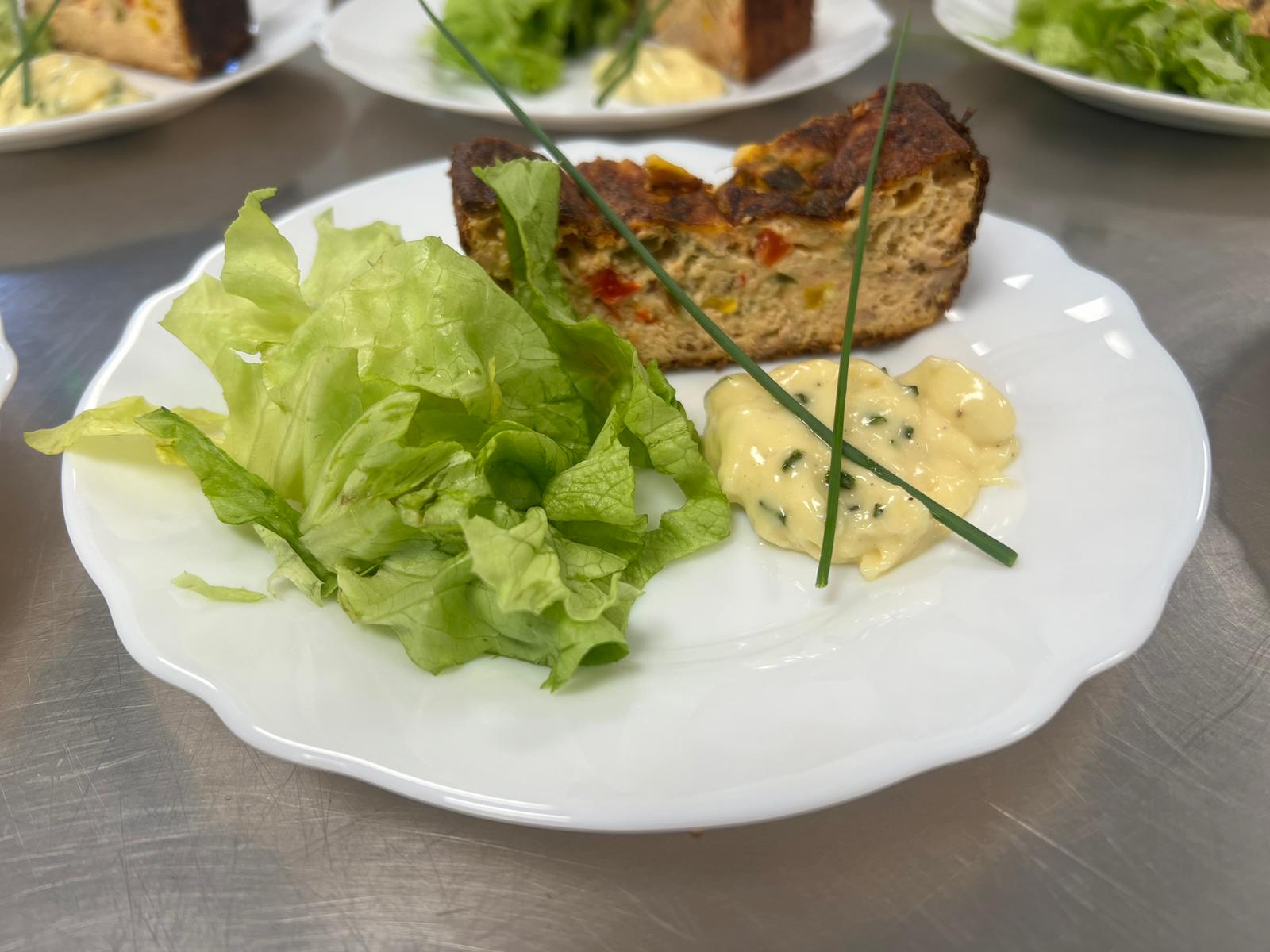 Entrée du menu au repas des retraités : Cake au thon et poivrons