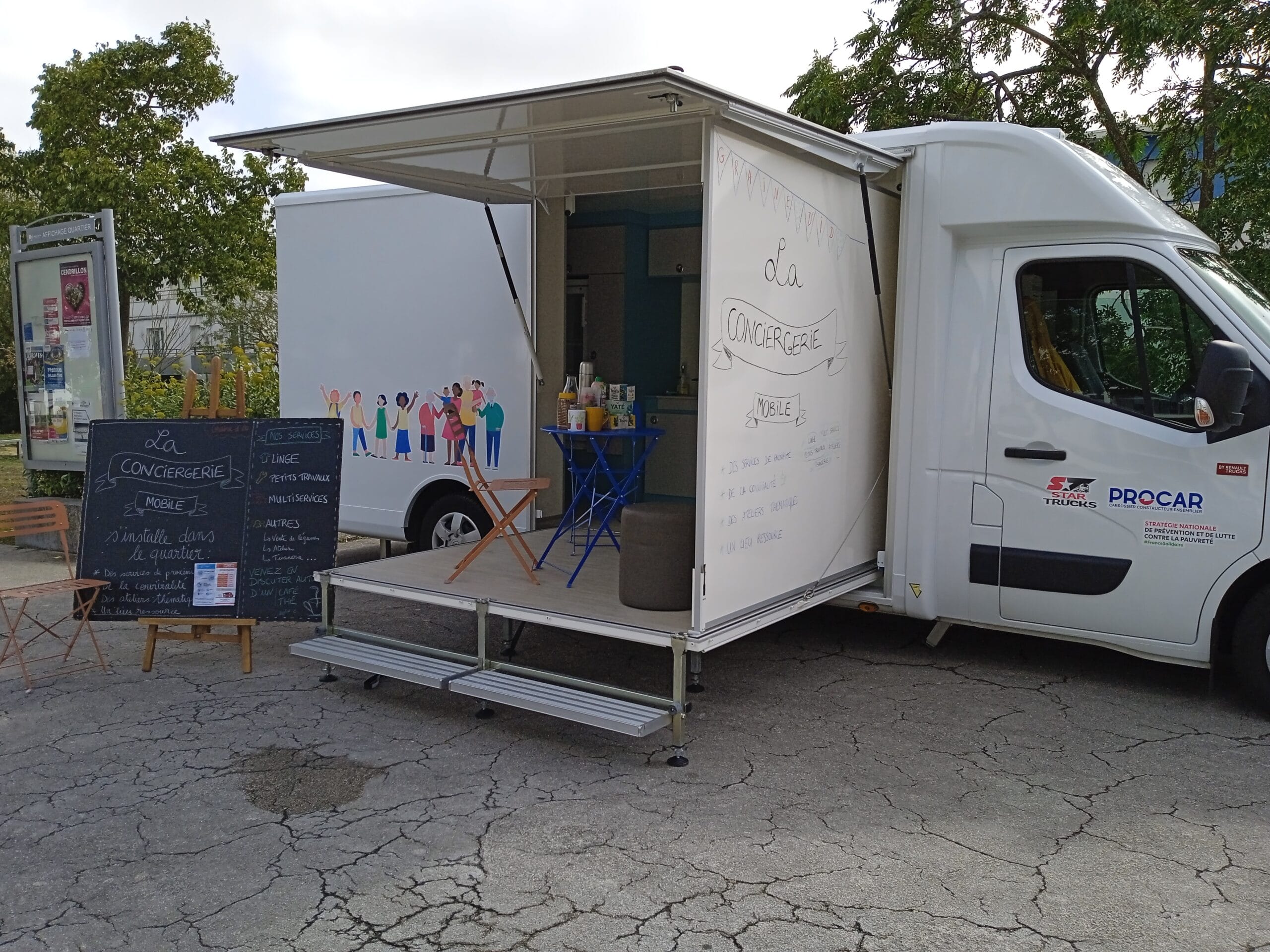 Personnes autour d'une table réalisant des activités
